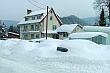 Bieszczady zimą. Miejscowość Cisna. Zasypane śniegiem samochody. Luty 2012 rok.