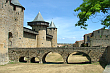 Zamek w miejscowości Carcassonne położonej w Langwedocji, dawnej prowincji, przy drodze łączącej Pireneje z Masywem Centralnym. Jest oddalone o 90 km na południowy wschód od Tuluzy. Podczas wojny stuletniej, w 1355 roku, Czarnemu Księciu (Edwardowi) nie udało się zdobyć Carcassonne, chociaż jego piechota zniszczyła dolne miasto. W 1659 roku, zgodnie z zapisem pokoju pirenejskiego, zaanektowane przez Francję, stało się jej prowincją. Odtąd znaczenie militarne Carcassonne zmalało a o fortyfikacje przestano dbać. Miasto stało się głównie ośrodkiem wymiany handlowej i produkcji tekstyliów. Francja Czerwiec 2005 rok.