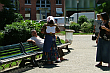 Fotografia wykonana  w mieście Toulouse w Czerwcu 2005 roku. Kobieta ma na plecach kartkę z napisem o treści - dla przyszłej Panny młodej.