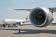 Boeing 787 Dreamliner. Silnik Rolls Royce. Na drugim planie Airbus A330-200 linii lotniczych Emirates. Lipiec 2013 rok.