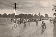 Mecz kolarski Warszawa - Berlin. Start odbył się w Chrzanowie, na szosie wolskiej. Na pierwszym planie, prowadzi Napierała. 26 Sierpień 1935 rok.