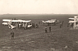 Challenge 1934 rok. Lotnisko Okęcie. Zaopatrywanie avionetek w benzynę.