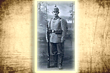 Fotografia studyjna pruskiego żołnierza. Zdjęcie bez daty i opisu. Po identyfikacji umundurowania i uzbrojenia, widać że jest to okres I wojny światowej.