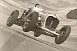 John Cobbs na Bentleyu podczas bicia rekordu prędkości - 217,6 km/h. Fotografię wykonano 2 Kwietnia 1937 roku.